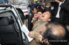 연행되는 강진수 독도지킴이 시민모임 대표