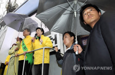 삼엄한 경호받으며 지원유세하는 한명숙