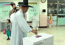 논산 한학마을 주민들도 갓쓰고 한표