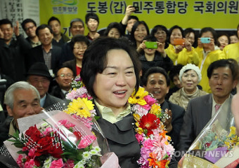 환호하는 도봉갑 인재근 후보