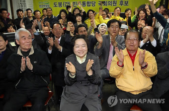 환호하는 도봉갑 인재근 후보