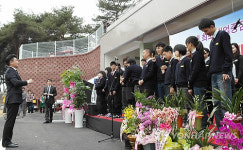 특수교육기관 한길학교 학생들 교가 제창