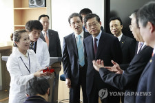 김황식 총리, 한겨레 중고등학교 방문