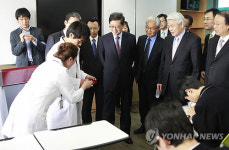 김황식 총리, 한겨레 중고등학교 방문