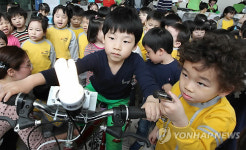 자전거 페달 밟으니 불 들어와!