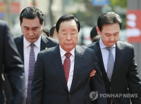 입장하는 김영삼 前 대통령