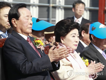 박수치는 김영삼 전 대통령과 손명순 여사