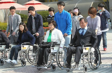 장애체험하는 인천 연수구청 직원들