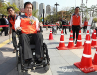 고흥길 특임장관, 전동 휠체어 체험