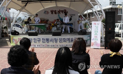 시장도 보고..공연도 즐기고