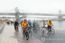 李대통령, 경인 아라뱃길 라이딩
