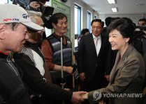 강릉 노인종합복지관 찾은 박근혜 비대위원장