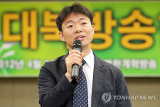 인사말하는 이광백 자유조선방송 대표
