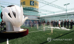 풋살경기장이 도심 쇼핑몰 옥상에