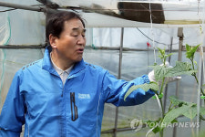 이재오 의원 구례 오이농장 방문