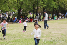 잔디 위에서 즐겁게 뛰어노는 어린이들