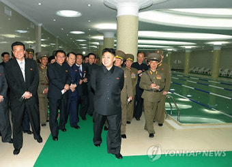 김정은, 노동절 맞아 기계공장 시찰