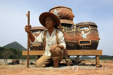 장독 지게에 진 거대한 농부