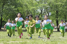 녹음보다 더 푸르른 아이들의 웃음