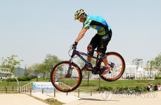 스릴 넘치는 BMX