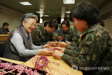 동심결 만드는 여군장병들