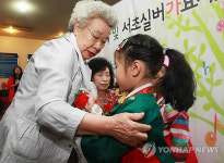 꼬마 천사들이 카네이션 달아 드려요