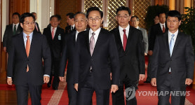 신임 청장들과 환담장 향하는 李대통령