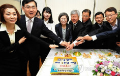 110콜센터 5주년 기념떡 자르는 김영란 위원장