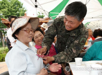 효심결 달아드리는 김영우 수도방위사령부 주임원사