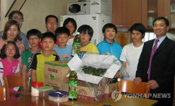 <카메라뉴스> 장수초교생 사랑의 쑥떡 전달