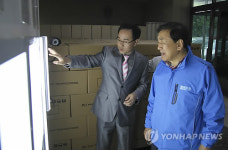 정립전자 둘러보는 이재오 의원