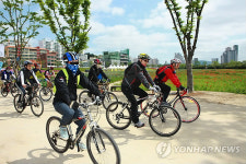 자전거로 화창한 봄날 즐긴다