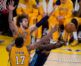 -NBA- LA레이커스, 덴버 꺾고 PO 2라운드 진출