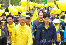 무등산 노무현길 오르는 문재인 고문