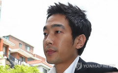 경찰서로 들어서는  고영욱