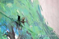  의령 건물 벽화에 사는 박새