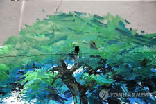  의령 건물 벽화에 사는 박새