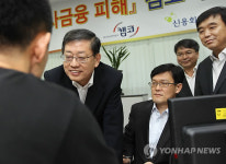 김총리 한국자산관리공사에서 서민금융지원 점검