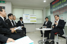 김총리 한국자산관리공사에서 서민금융지원 점검