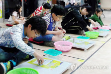 더 높이 쌓아라 거제서 동전 탑 쌓기