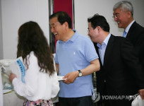 대전 대덕연구단지 방문한 이재오 의원