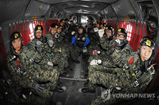 강하훈련 하는 특전사 고공강하 100기생들