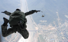 강하훈련 하는 특전사 고공강하 100기생들