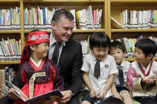 루이 비통-한국SOS어린이마을, 해바라기 어린이 도서관 개관