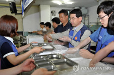 현대차 무료급식 노인돕고 재래시장도 살리고