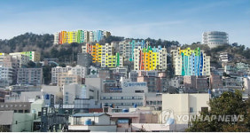 무지개색 부산 고지대 아파트
