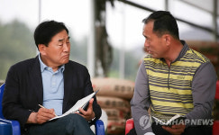 이재오 의원 언양 축산농가 방문