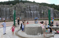  무더위 식히는 안산 노적봉폭포