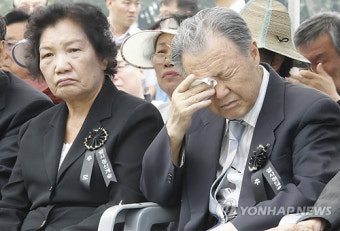 눈물 흘리는 열사의 아버지