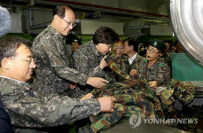 황우여 대표 육군훈련소 세탁공장 방문